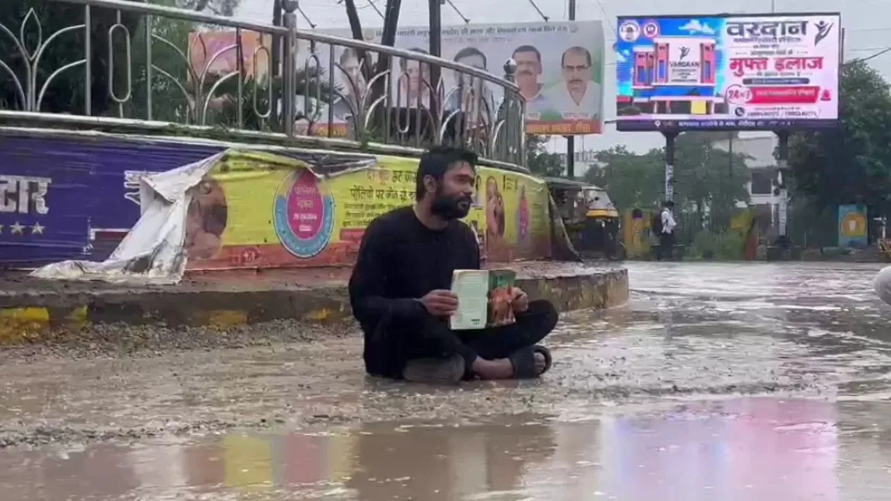 रीवा में गढ्ढों और जलभराव से पलटा ऑटो, तो भड़का मास्टर्स स्टूडेंट, सड़क पर बैठकर दर्ज कराया विरोध