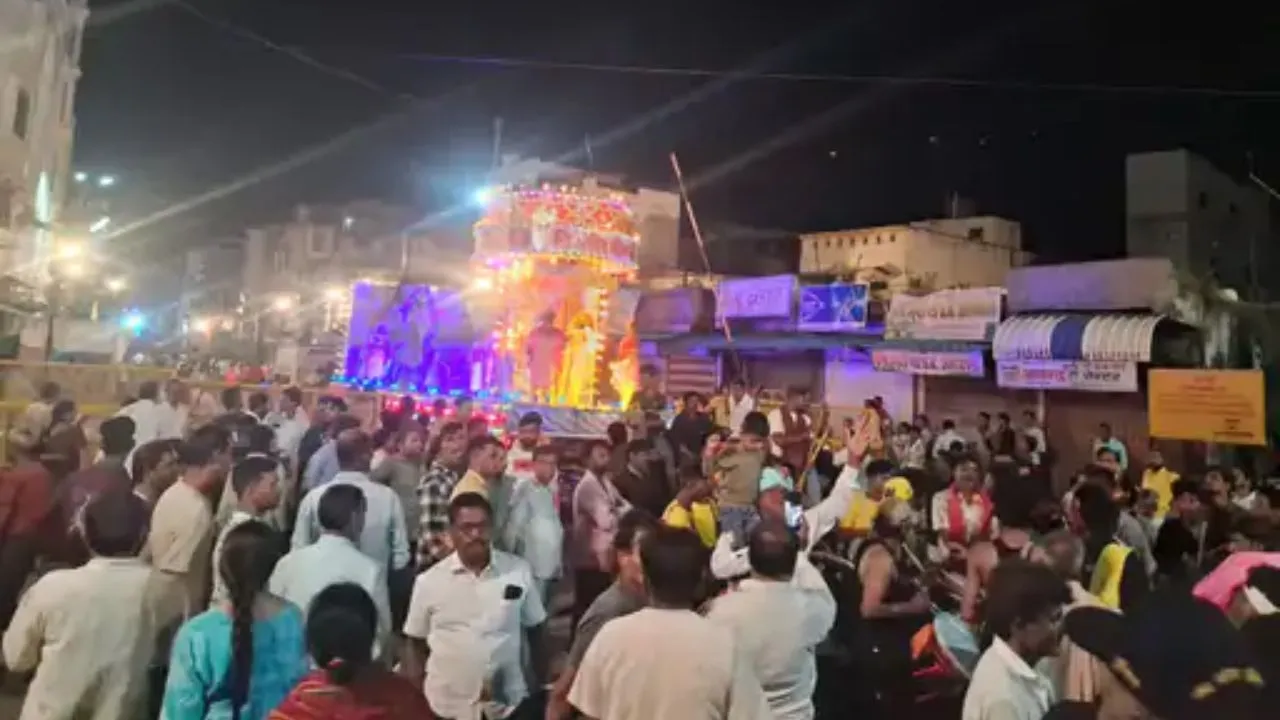 खंडवा में  8 घंटे लेट हुआ झांकियों का कारवां, सुबह तक चलीं झांकियां, अखाड़े में लाठी भांजते दिखे एडिशनल SP