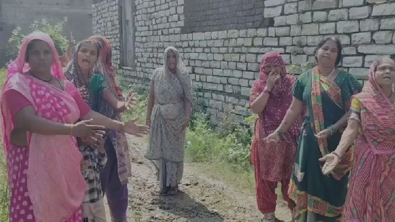 ‘मीटिंग में जाना है’ बोलकर निकल गए नेताजी! नीमच के रावण रुंडी में ग्रामीणों का फूटा गुस्सा
