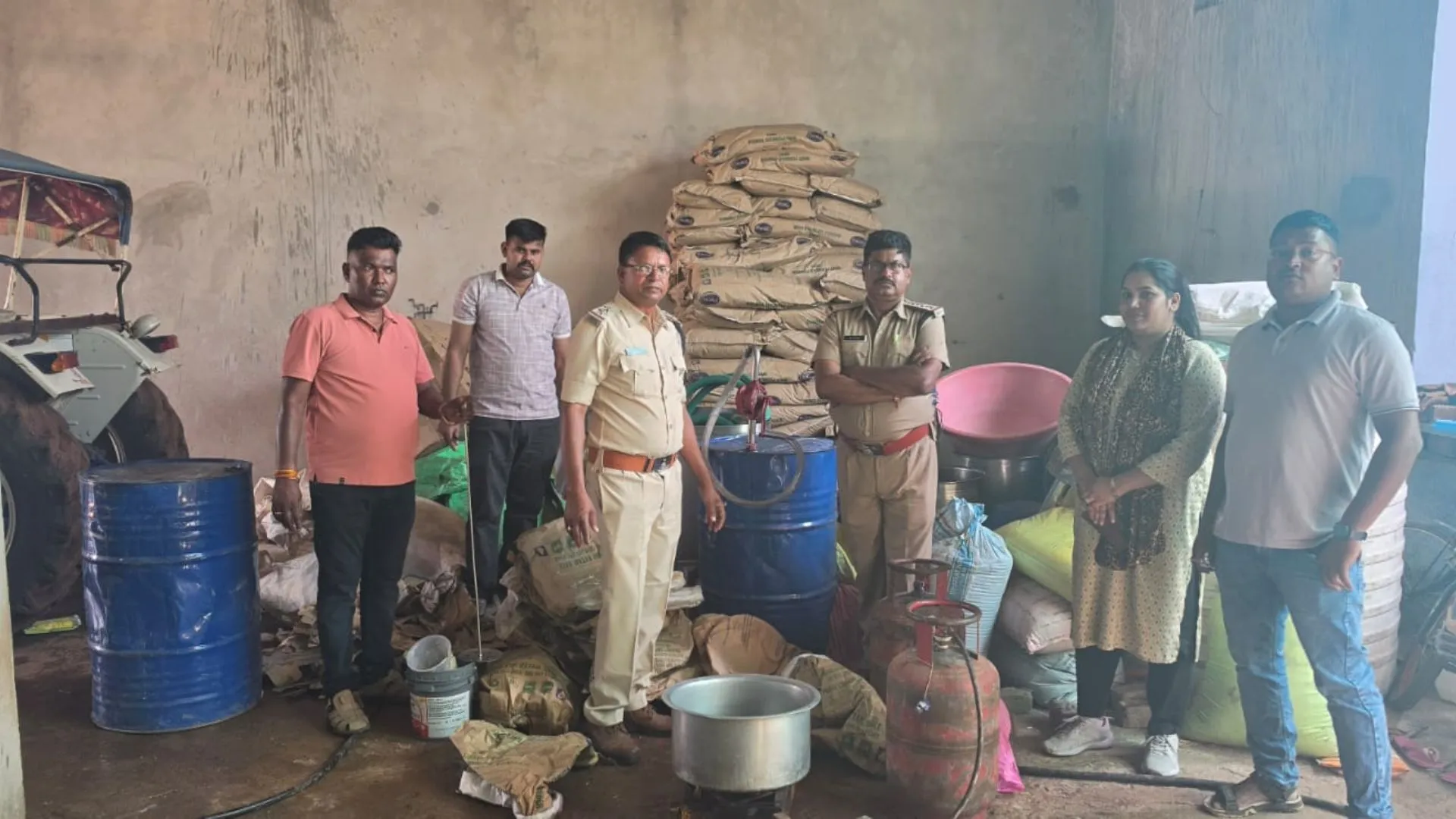 मंदसौर में नकली दूध बनाने वाली फैक्ट्री का भंडाफोड़, सुवासरा में केमिकल, पाम ऑयल और डिटर्जेंट बरामद, पुलिस ने शुरू की जांच