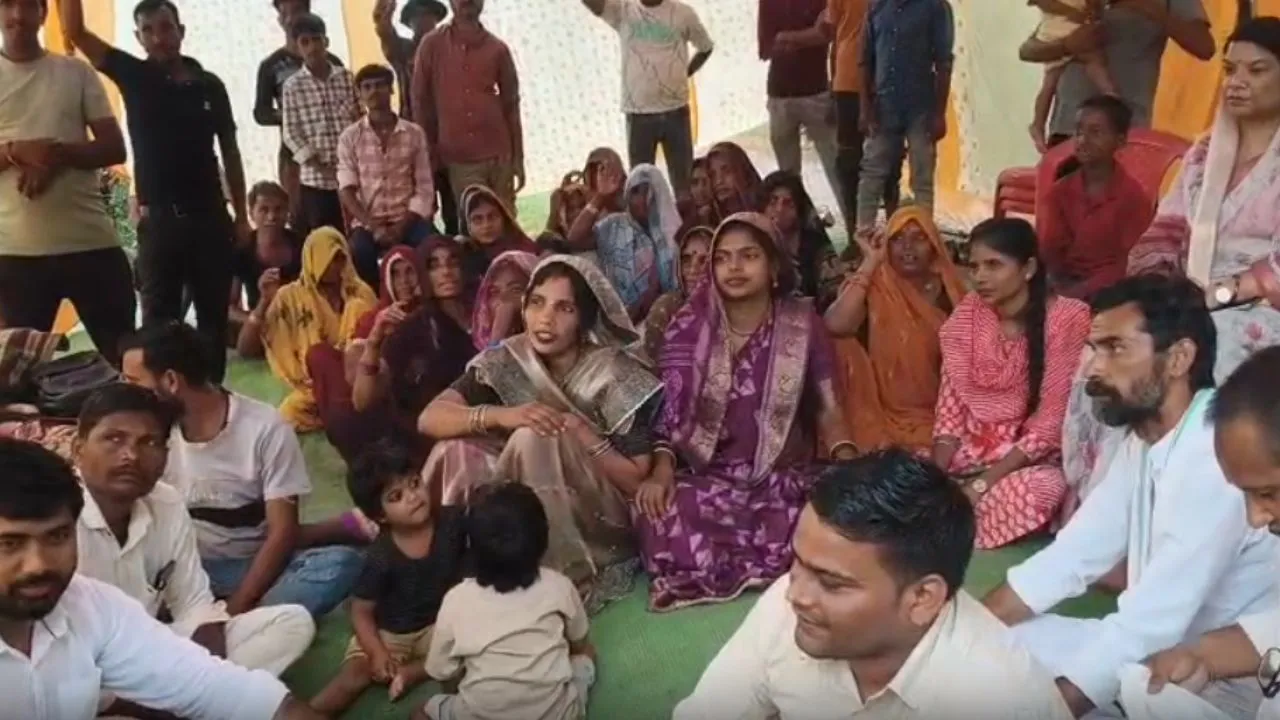 सीधी में सड़क को लेकर सियासी संग्राम, 5 किमी सड़क के लिए ग्रामीणों का प्रदर्शन, भाजपा-कांग्रेस पर निशाना
