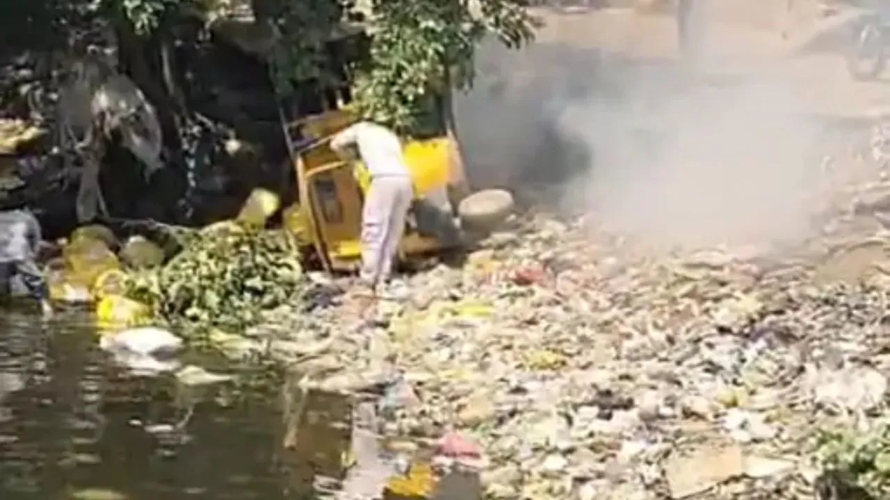 खराब पुलिया ने फिर बढ़ाई परेशानी, सीहोर में पानी के केन से भरा ऑटो पलटा, निर्माण की मांग तेज
