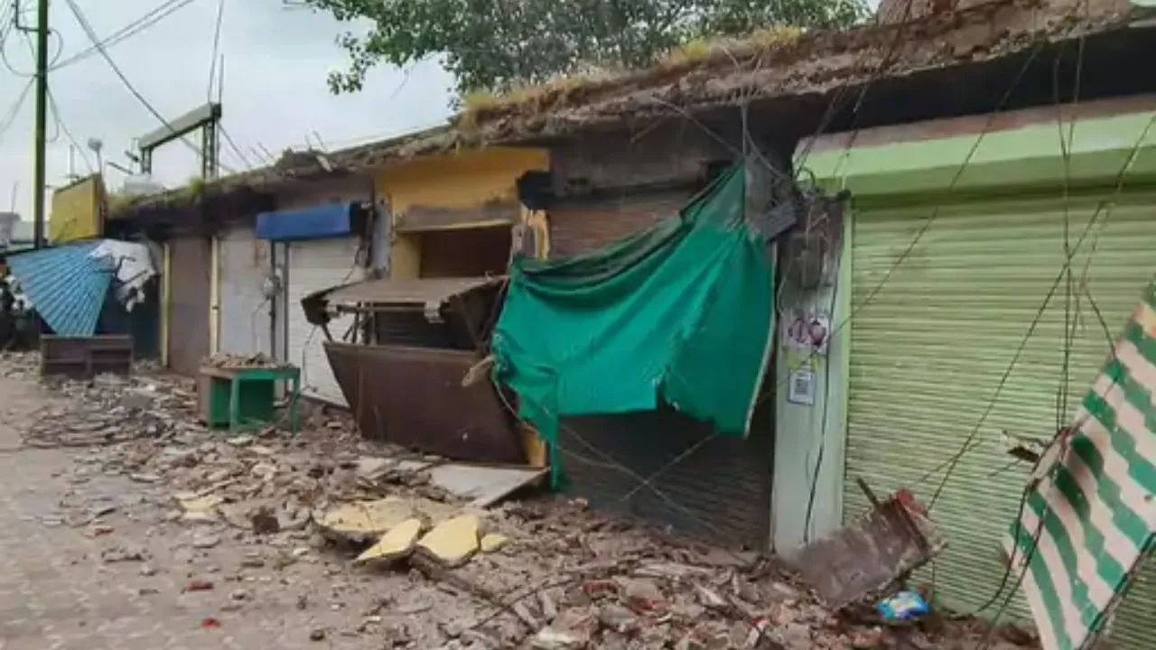 सैलाना बस स्टैंड के पास 40 साल पुरानी दुकानों की गैलरी गिरी, रात का वक्त होने से टला बड़ा हादसा