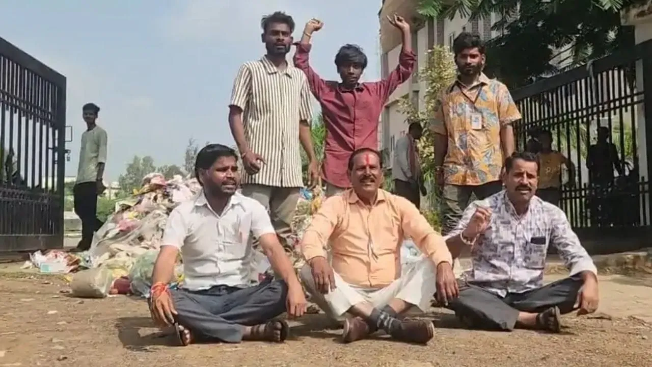 विदिशा में कचरा कलेक्शन को लेकर हंगामा, नाराज पार्षदों ने कंपनी के बाहर फेंका कूड़ा