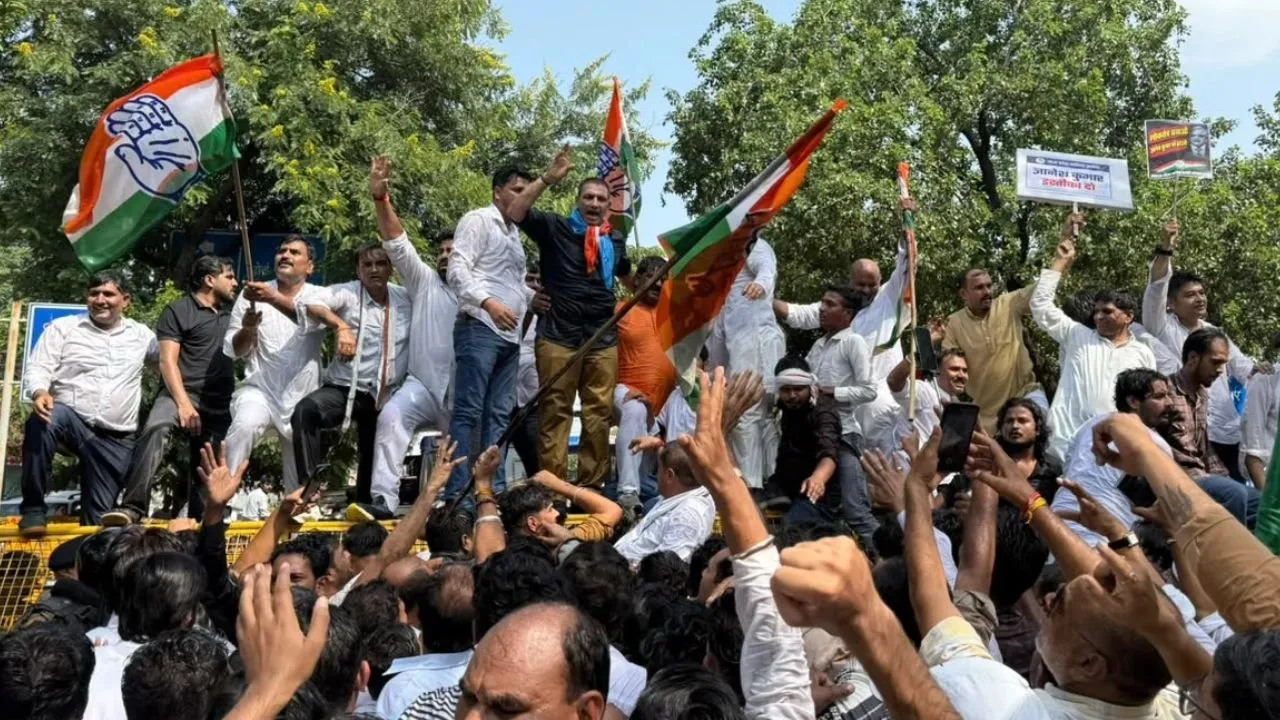 भोपाल में कांग्रेस का प्रदर्शन, बैरिकेड्स पर चढ़े कार्यकर्ता, पुलिस ने की पानी की बौछार, जीतू पटवारी ने ज्ञानेश कुमार को बताया देशद्रोही