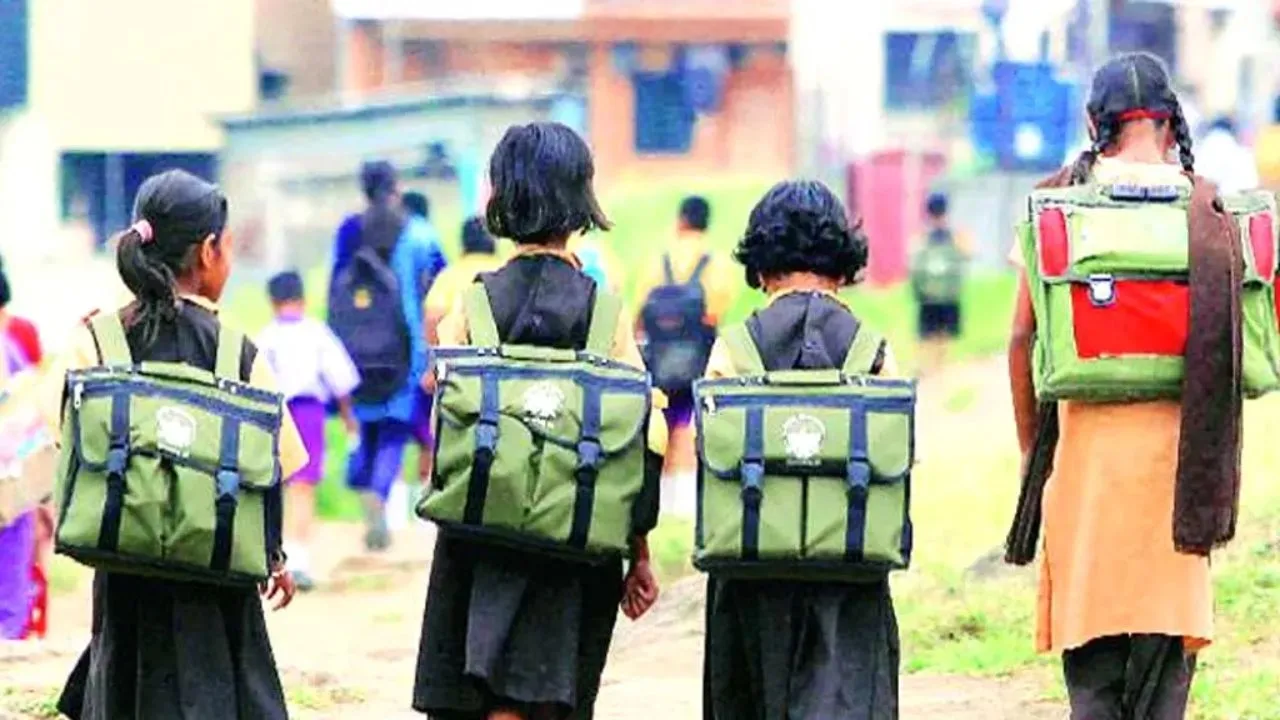 UP School Closed: भारी बारिश के चलते आज संभल-बरेली समेत इन जिलों में स्कूलों की छुट्टी, डीएम ने जारी किए आदेश