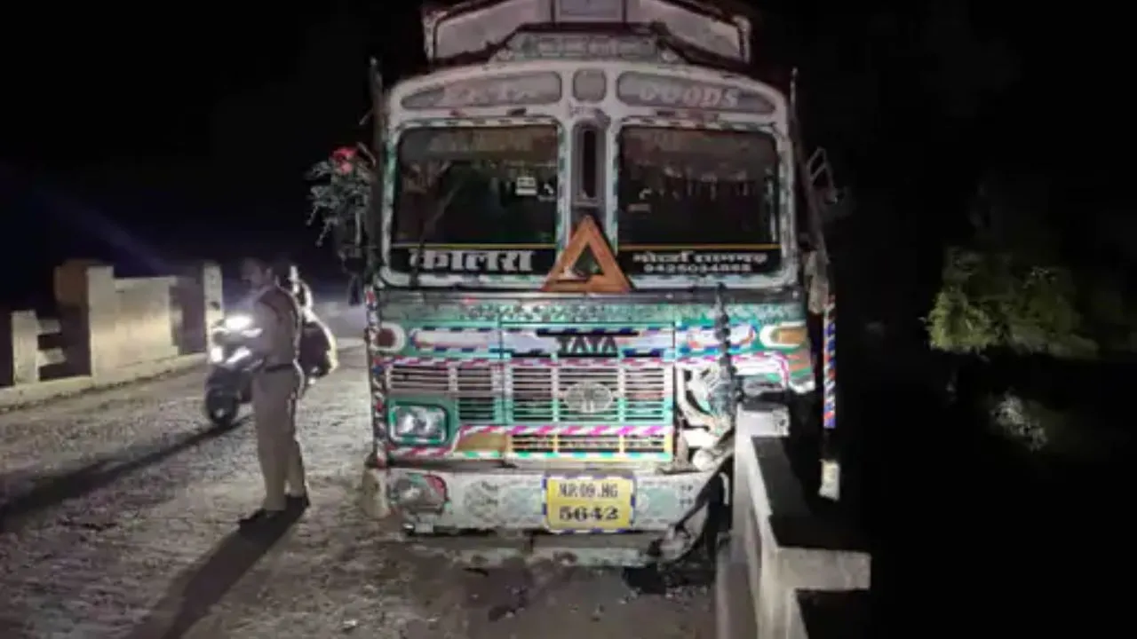 नागदा में चंबल पुल की रेलिंग तोड़ हवा में लटका खाद से भरा ट्रक, आगे के पहिए टूटे, बाल-बाल बचे राहगीर