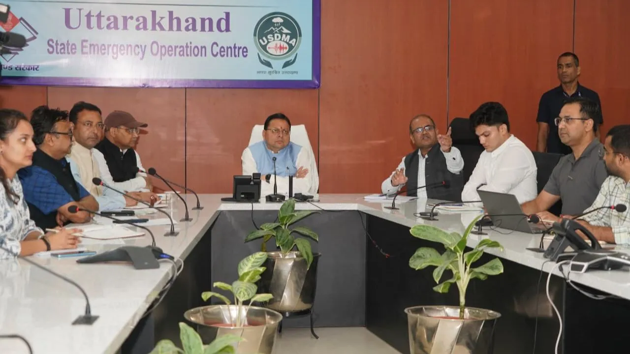 दिल्ली से लौटते ही स्टेट इमरजेंसी ऑपरेशन सेंटर पहुंचे CM धामी, 179 ट्रैकर्स-माउंटेनियर्स के रेस्क्यू की ली जानकारी