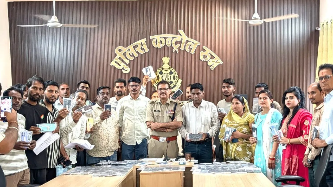 नीमच पुलिस का ‘ऑपरेशन हेलो’, 15 लाख से अधिक कीमत के 105 गुम मोबाइल बरामद, मालिकों को वापस लौटाए गए