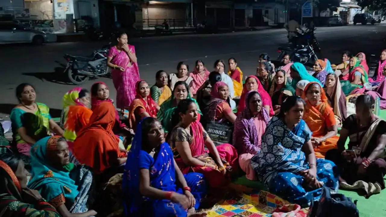 नर्मदापुरम में मध्यान्ह भोजन बनाने वाली महिलाओं की भूख हड़ताल, मानदेय से लेकर कुकिंग कॉस्ट तक ये हैं प्रमुख मांगें