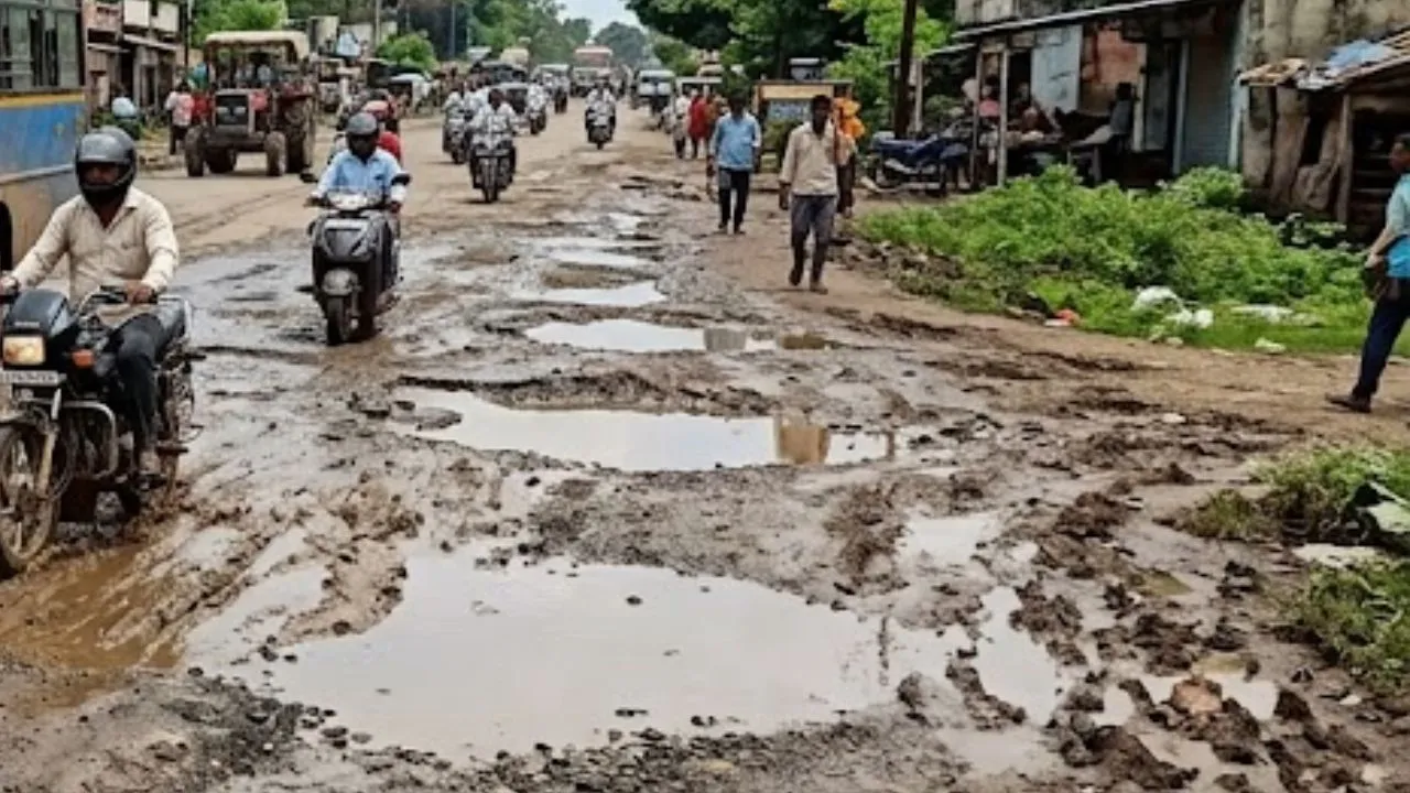 हरदा में गड्ढों में तब्दील हुआ हाईवे! क्रेडिट वार के बीच विधायक आरके दोगने की 35 किलोमीटर लंबी पदयात्रा