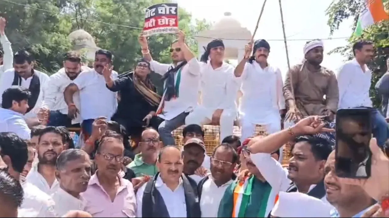 “CEC ज्ञानेश कुमार इस्तीफा दो” नारे लगाते हुए बैरिकेड्स पर चढ़े कांग्रेसी, ग्वालियर कलेक्ट्रेट पर किया प्रदर्शन