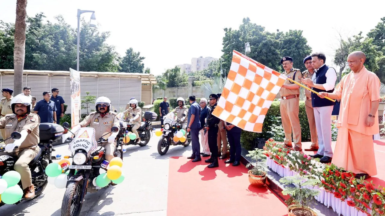 योगी ने अत्याधुनिक पुलिस वाहनों को दिखाई हरी झंडी, अधिकारियों को ‘राष्ट्रपति वीरता पुरस्कार व मुख्यमंत्री वीरता पुरस्कार’ से अलंकृत किया