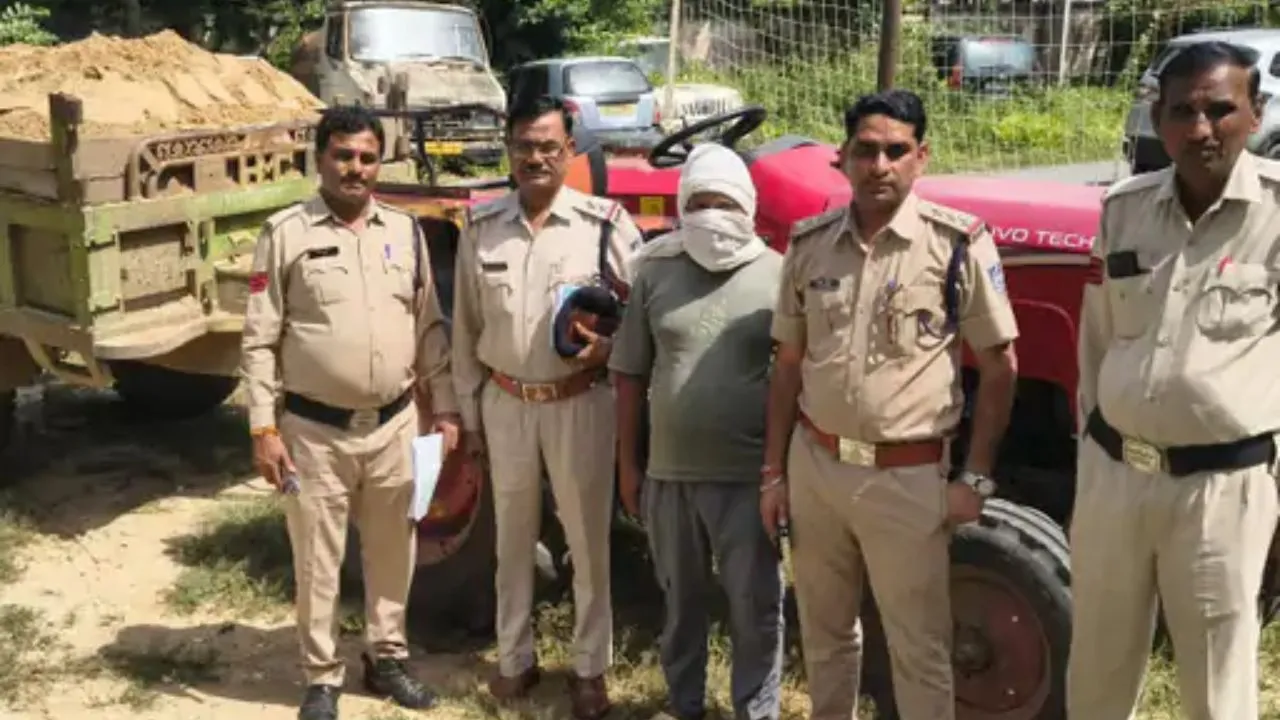 रेत माफिया पर पुलिस की कार्रवाई, आसन नदी से रेत भरकर ला रही 7 लाख की ट्रैक्टर-ट्रॉली जब्त