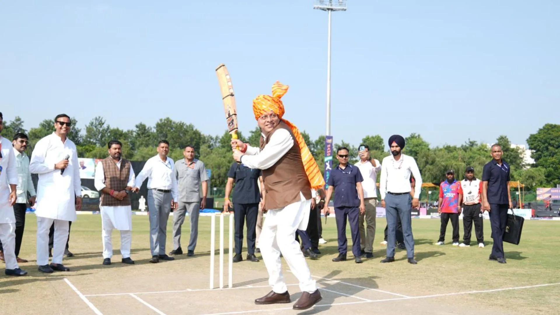 मैदान में उतरे CM धामी, खिलाड़ियों संग खेला क्रिकेट; युवाओं को दिलाया ‘नशे को ना’ का संकल्प
