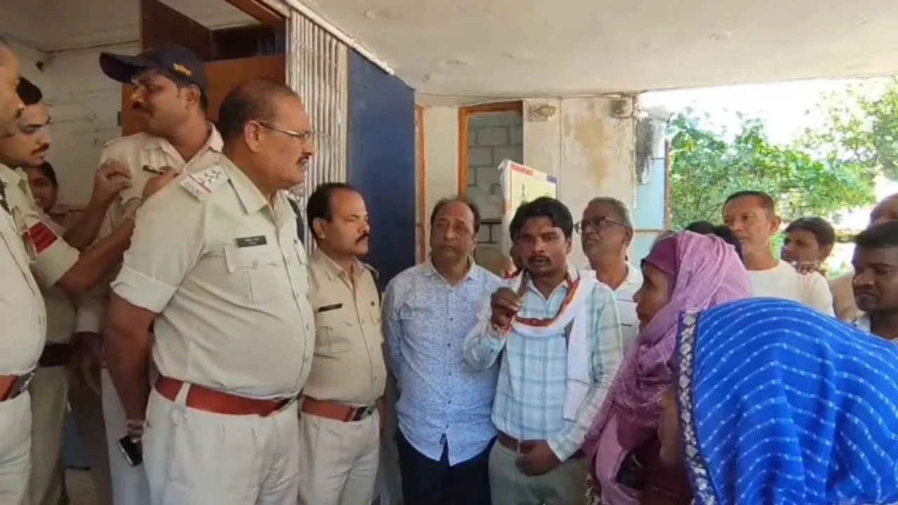 जमीन विवाद मामला, थाने के बाहर धरने पर बैठे ग्रामीण, कोल माइंस कंपनी के कर्मचारियों पर महिलाओं से अभद्रता के आरोप, FIR की मांग