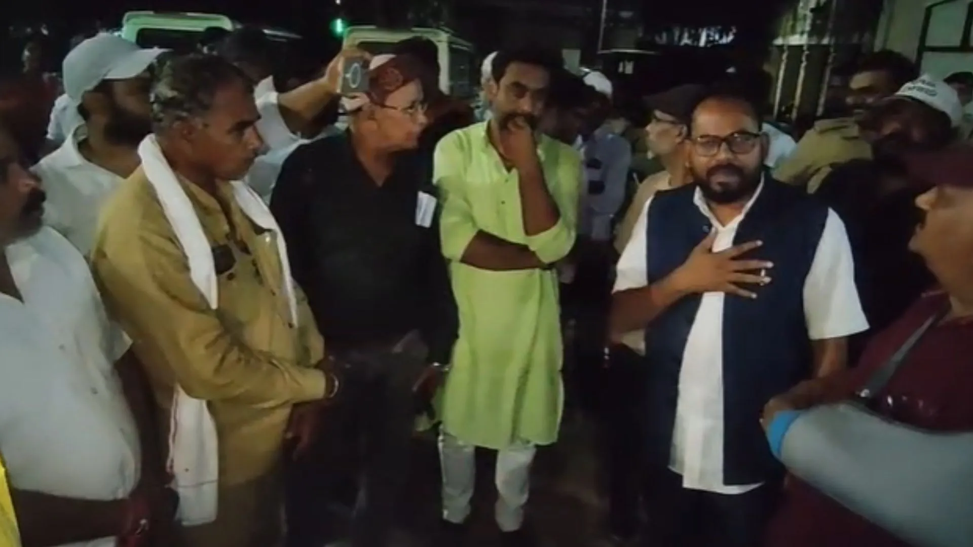 उमरिया में कंपनी अधिकारियों के खिलाफ आदिवासी ग्रामीणों का प्रदर्शन, 13 घंटे थाने के बाहर बैठे, FIR की मांग, जानिए क्या है पूरा मामला?
