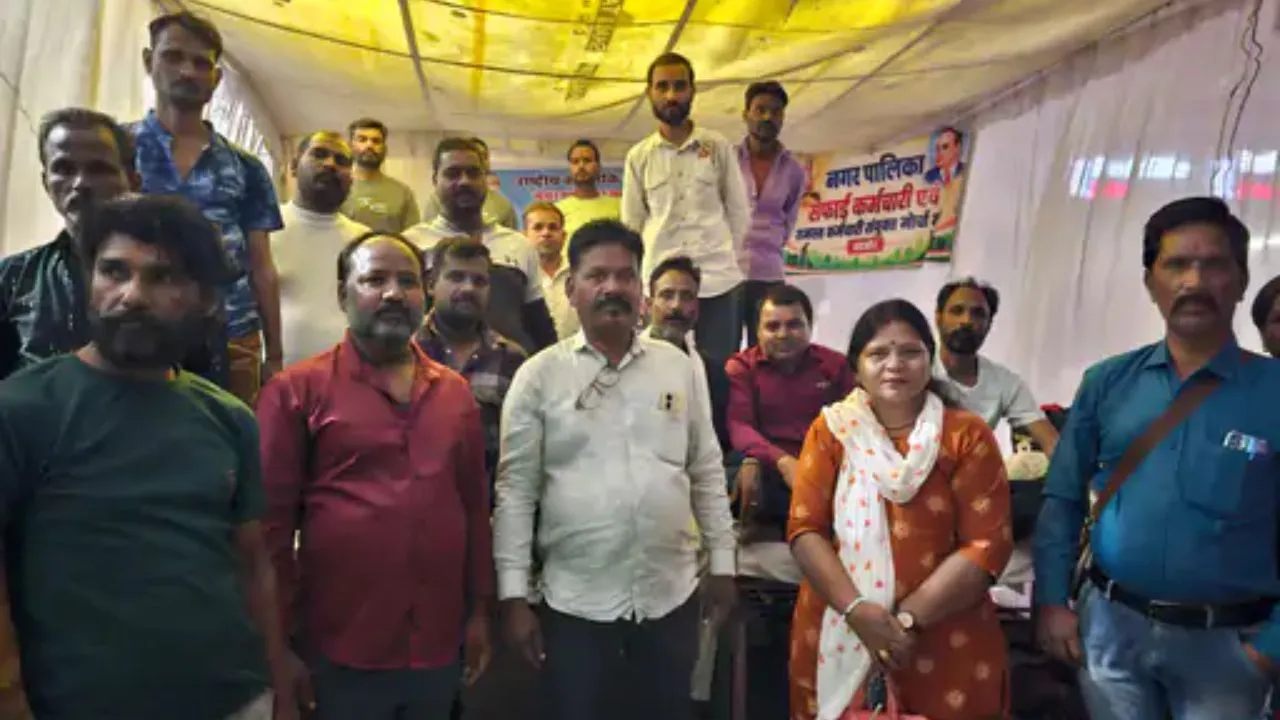 भूख हड़ताल के बाद मंदसौर में नगर पालिका कर्मचारियों ने बंद किया काम, 15 मांगों को लेकर गांधी चौराहे पर धरना