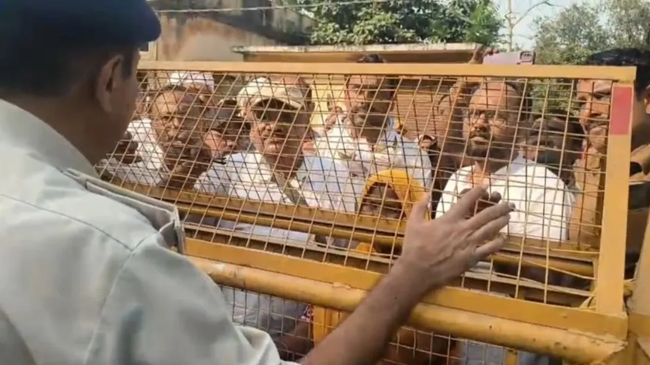 उमरिया एसपी कार्यालय के बाहर आदिवासियों का प्रदर्शन, बजरंग पावर इस्पात लिमिटेड के अधिकारियों पर FIR की मांग, जांच के आदेश