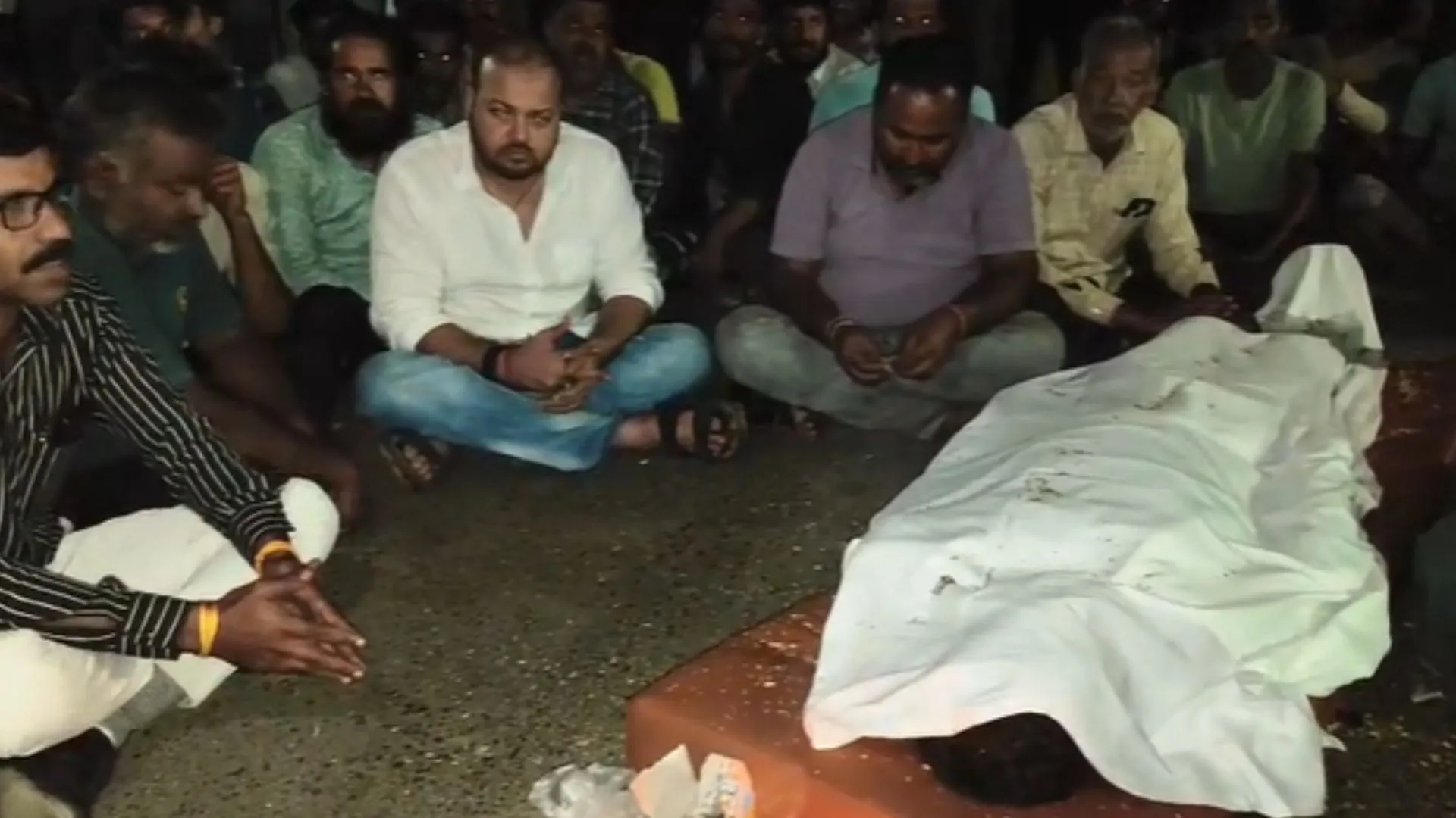 नीमच में करंट से आउटसोर्स कर्मचारी की मौत पर बवाल, ग्रामीणों ने शव रखकर रातभर दिया धरना, 50 लाख रुपए मुआवजे की मांग