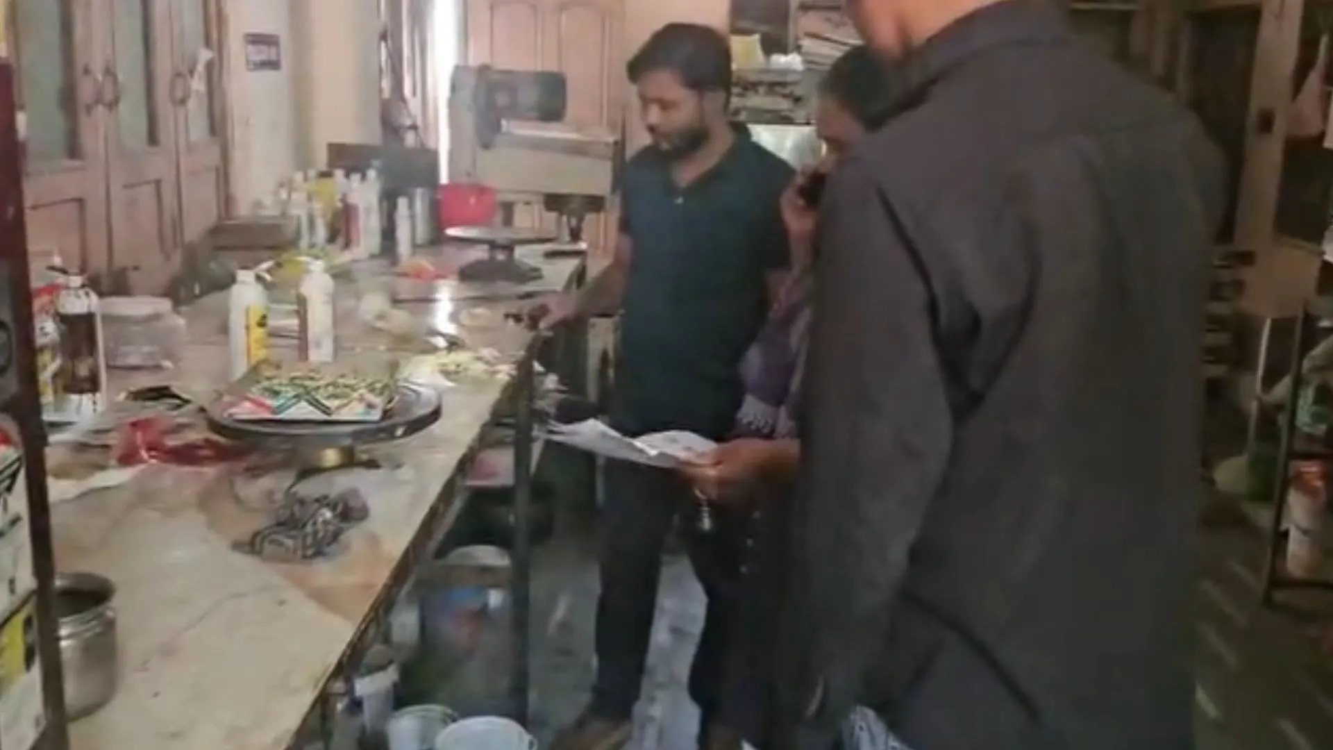 इंदौर में खाद्य सुरक्षा विभाग की बड़ी कार्रवाई, गंदगी में बन रहा था केक, आयुष बेकरी का पंजीयन निलंबन के लिए भेजा