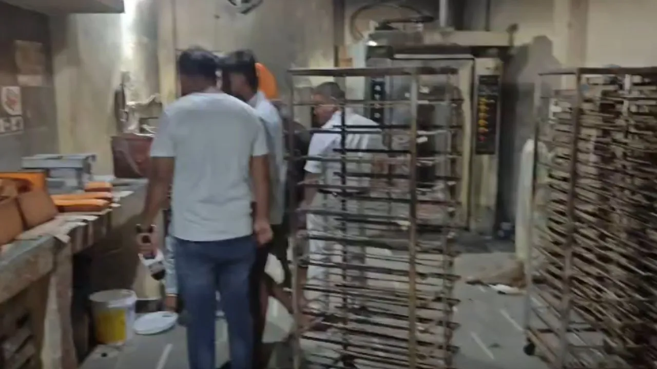 सड़े आलू से तैयार हो रहे थे बेक समोसे! इंदौर की अमन बेकरी पर छापा, 15 सैंपल जांच के लिए भेजे