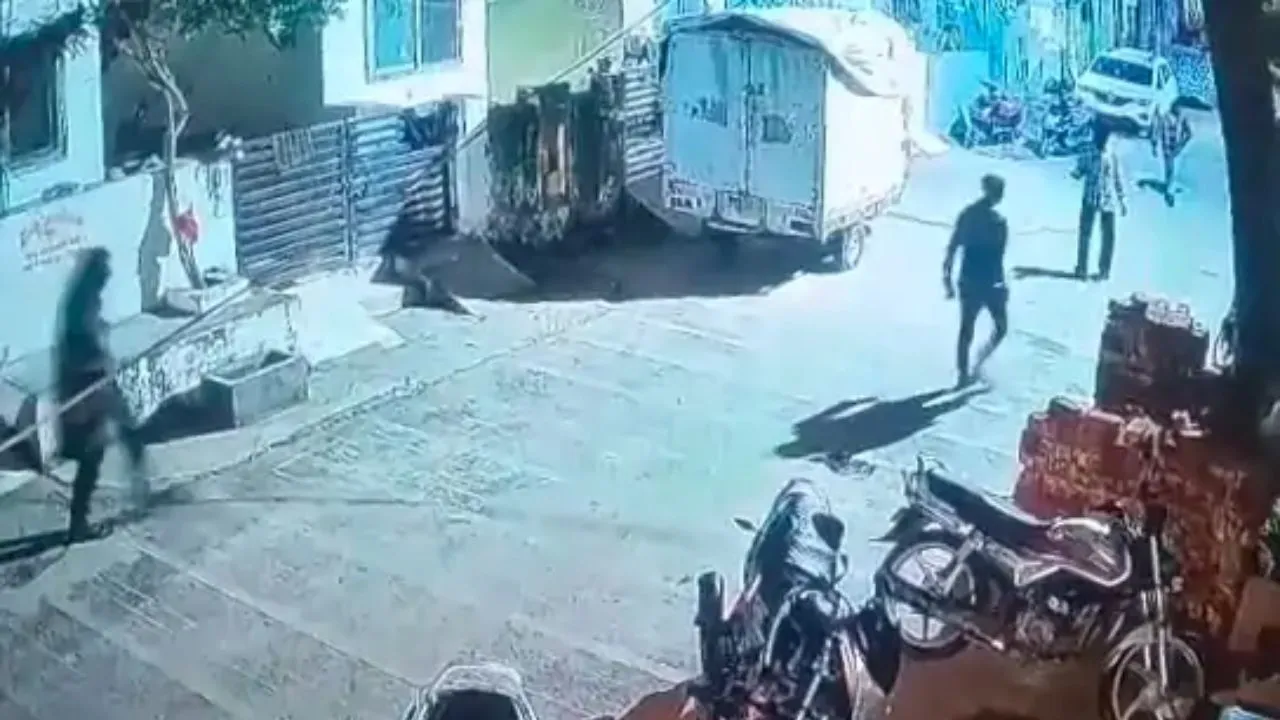 रतलाम में एक ही कॉलोनी से 4 बाइक चोरी, सीसीटीवी में दिखे संदिग्ध, तलाश में जुटी पुलिस