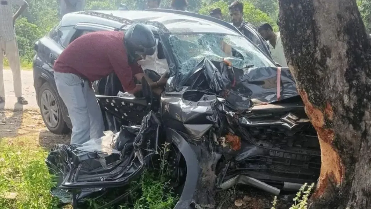 छतरपुर में भीषण सड़क हादसा, ट्रक से बचने के दौरान पेड़ से टकराई तेज रफ्तार कार, दो लोगों की मौत और तीन घायल