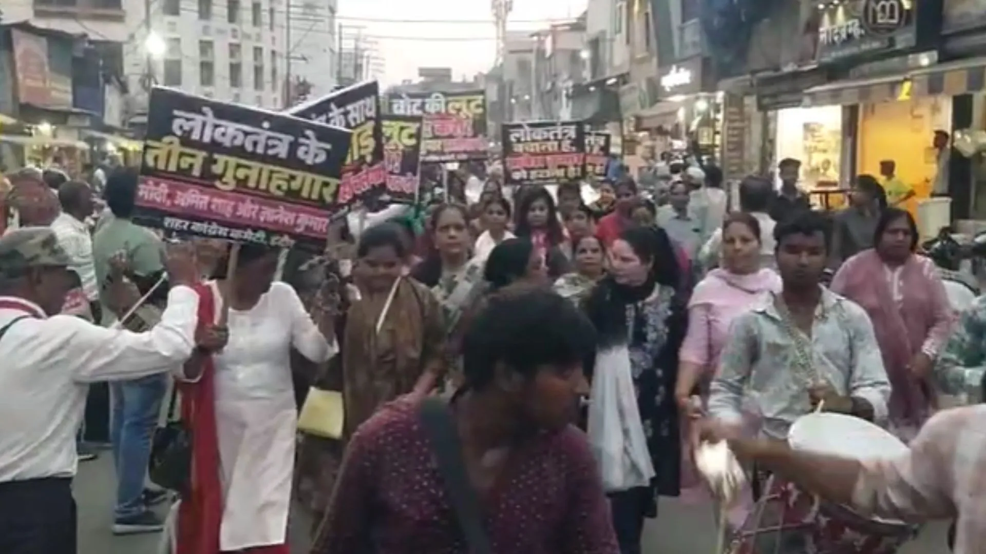 इंदौर में बड़ा गणपति से टोरी कॉर्नर तक कांग्रेस ने निकाला पैदल मार्च, मुख्य चुनाव आयुक्त ज्ञानेश कुमार का पुतला फूंका, की इस्तीफे की मांग
