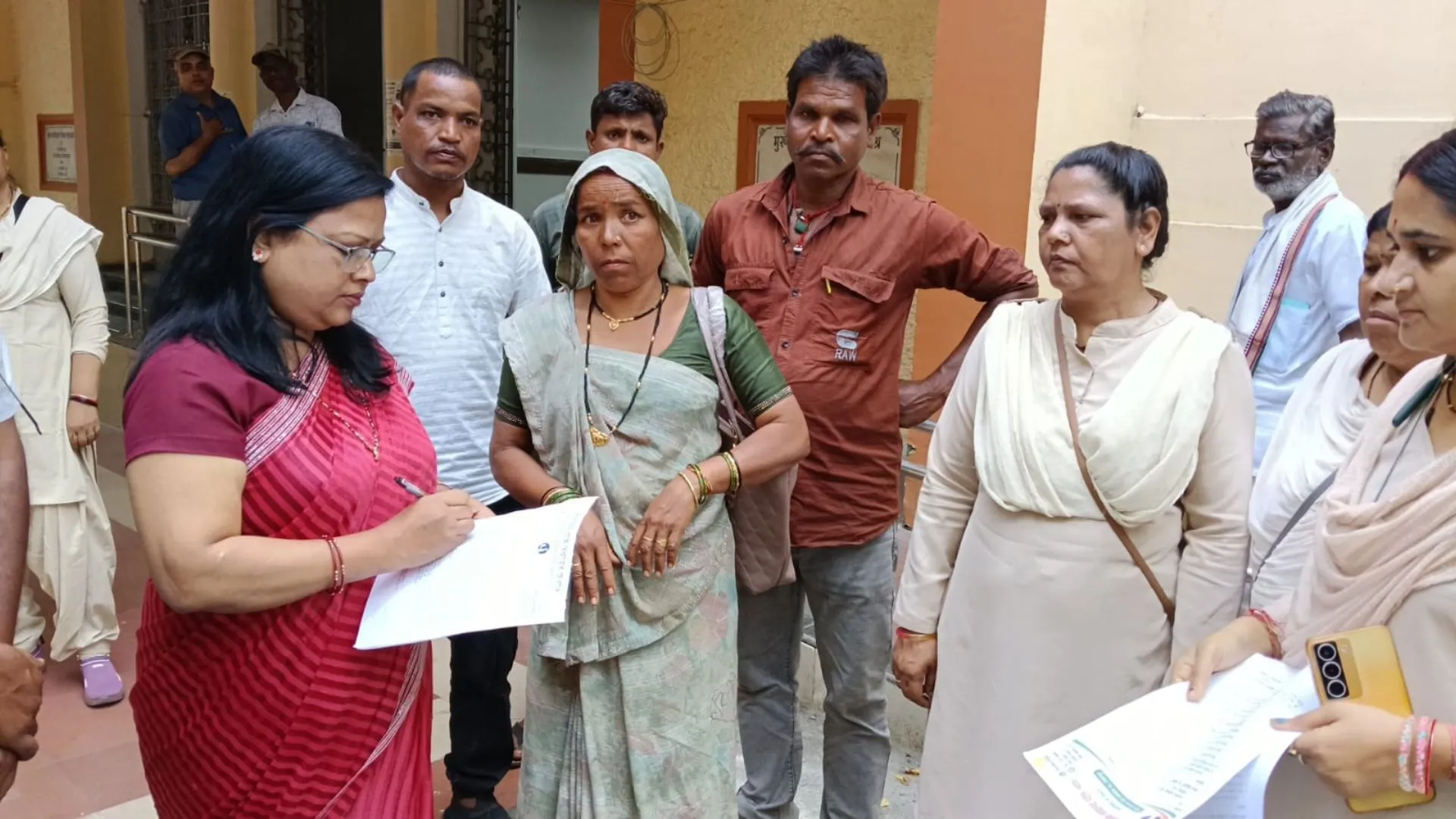 जबलपुर में महिला सरपंच ने सचिव पर लगाए फर्जी बिल बनाने के आरोप, कलेक्टर से की शिकायत, धमकी देने का भी किया दावा